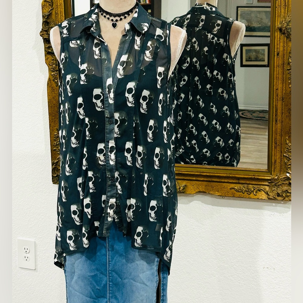 Liberty Love Goth Skull Black and White Button Front Sleeveless Top sz L witchy